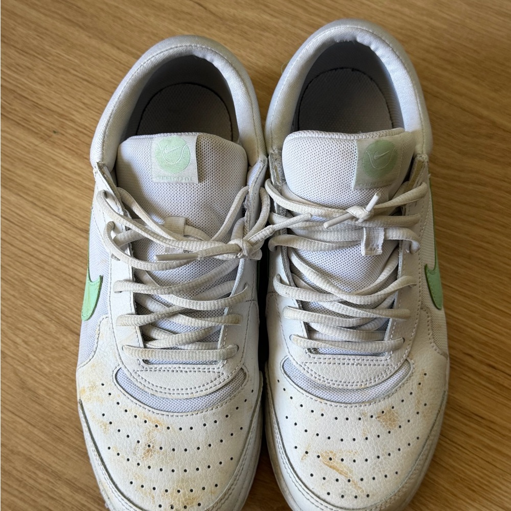 Nike Teninis White Sneakers with Pale Green shoes 👟 tennis 🎾 women size 9.5 US